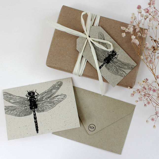 Cadeaulabels van graspapier met libelle