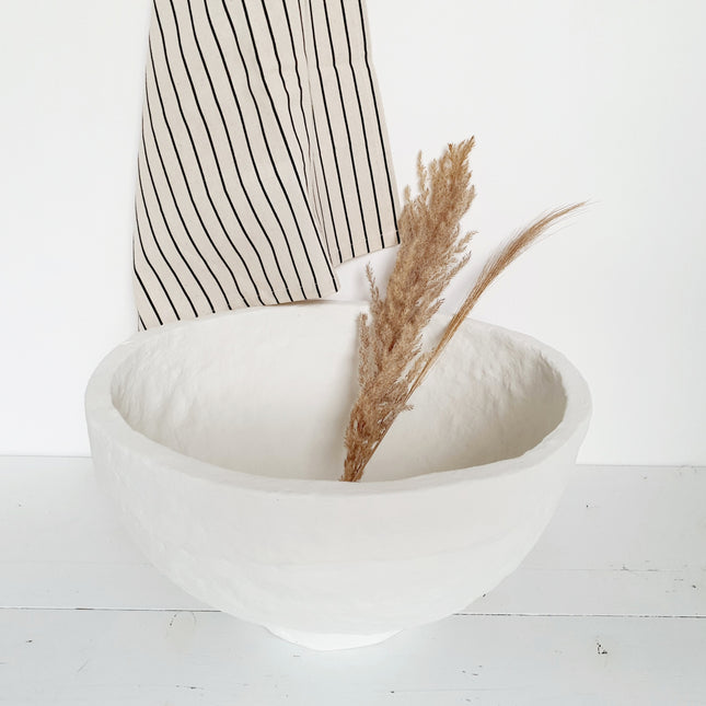 Grote papier-mache kom wit