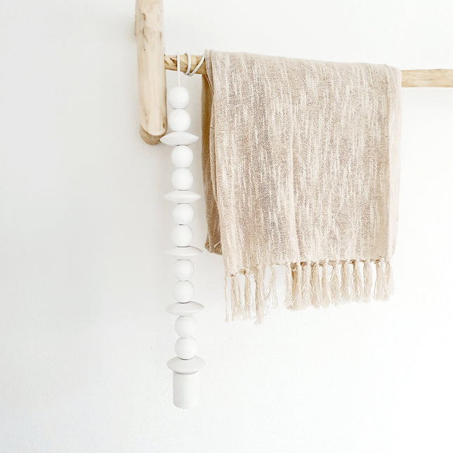 Deckenlampe aus Holzperlen