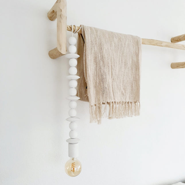 Deckenlampe aus Holzperlen