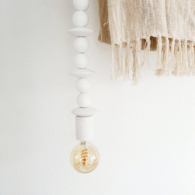 Deckenlampe aus Holzperlen