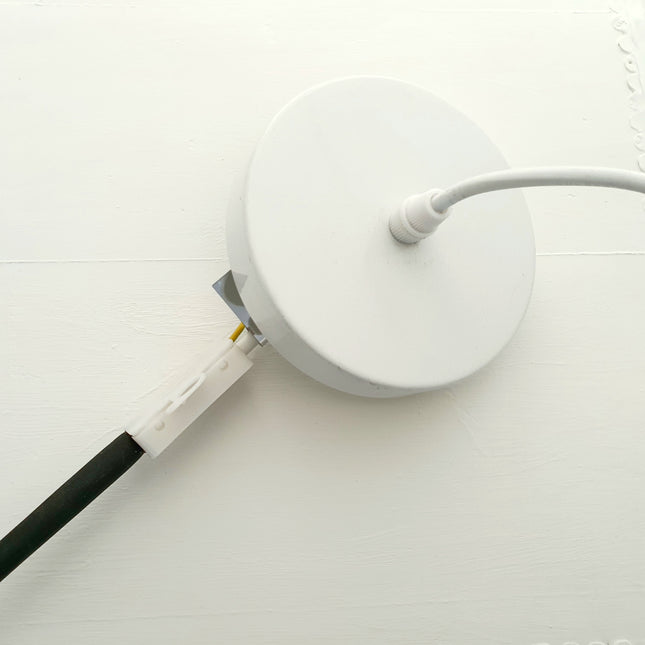 Deckenlampe aus Holzperlen