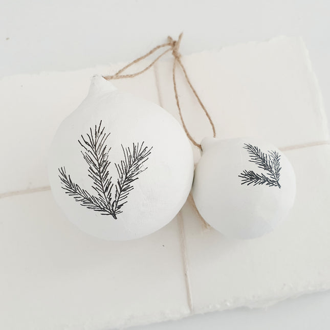 Christbaumkugel Papiermaché mit Illustration Tannenzweig M