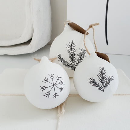 Christbaumkugel Papiermaché mit Schneeflocken-Illustration S