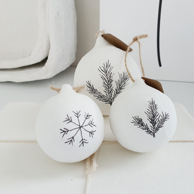 Christbaumkugel Papiermaché mit Schneeflocken-Illustration M