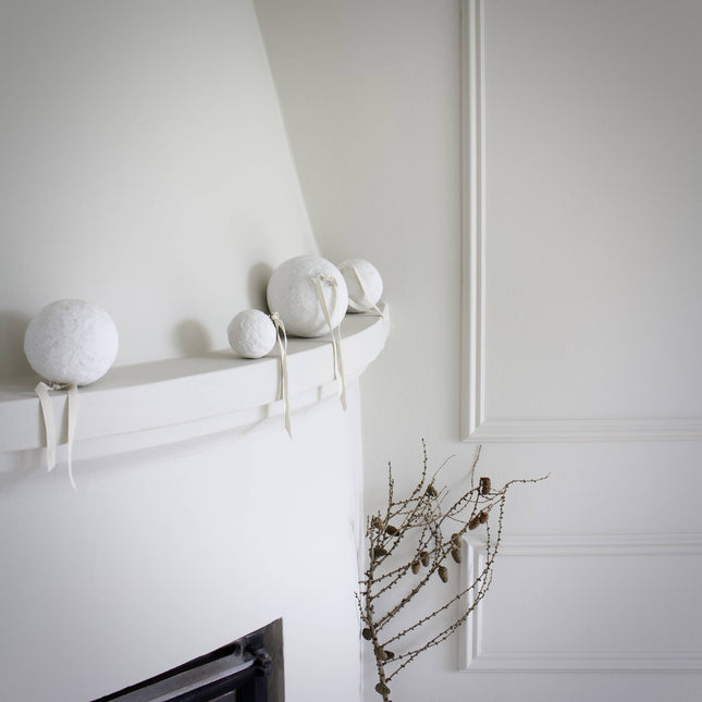 SUSTAIN papier-maché grote witte decoratiebal