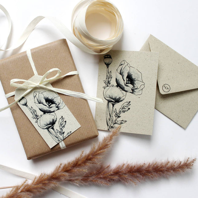 Cadeaulabels van graspapier met klaprozenillustratie