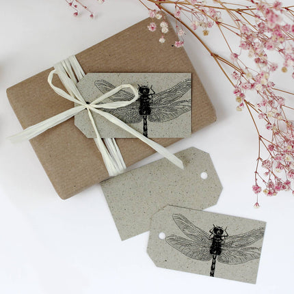 Cadeaulabels van graspapier met libelle
