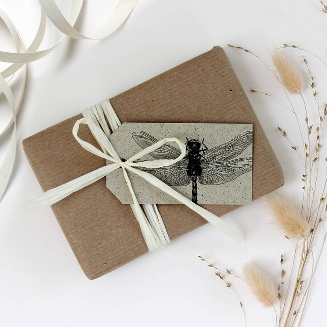 Cadeaulabels van graspapier met libelle