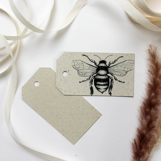 Cadeaulabels van graspapier met wilde bij