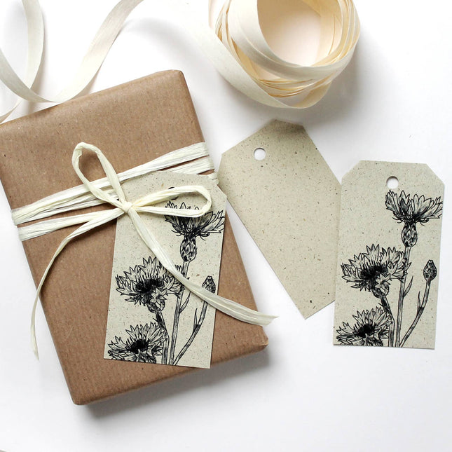 Papieren cadeaulabels van korenbloemgras