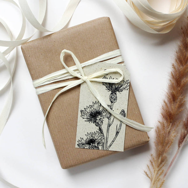 Papieren cadeaulabels van korenbloemgras