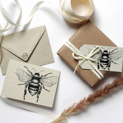 Cadeaulabels van graspapier met wilde bij