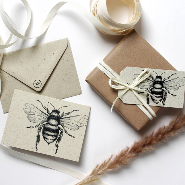 Cadeaulabels van graspapier met wilde bij