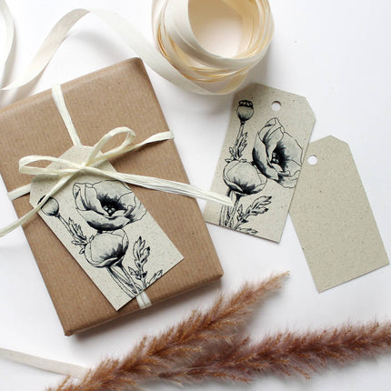 Cadeaulabels van graspapier met klaprozenillustratie