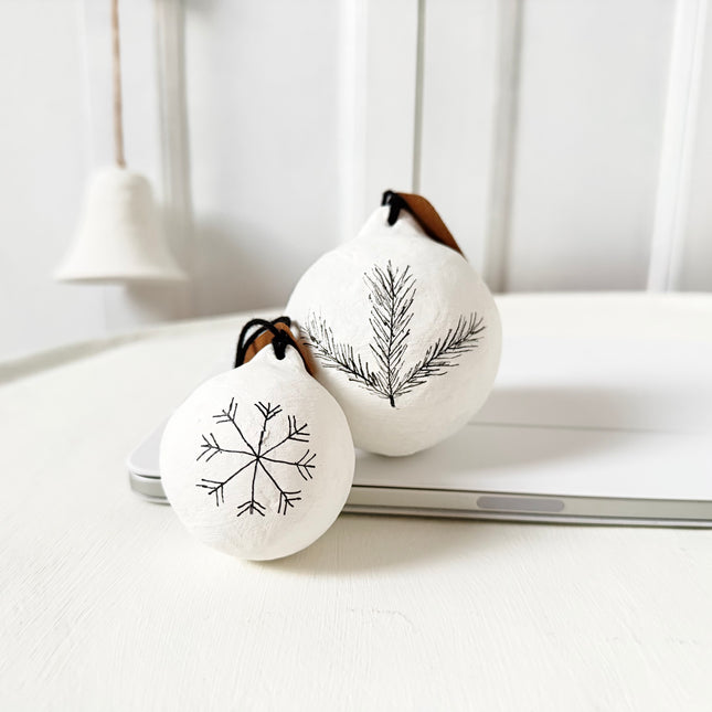 Kerstbal papier-maché met illustratie sneeuwvlok S