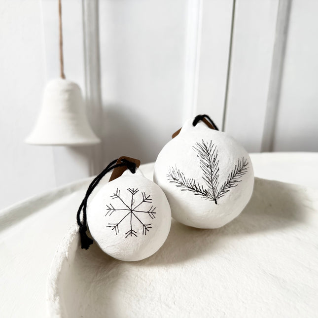 Kerstbal papier-maché met illustratie dennentak M
