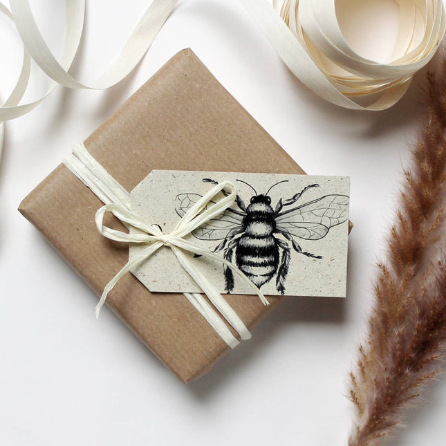 Cadeaulabels van graspapier met wilde bij