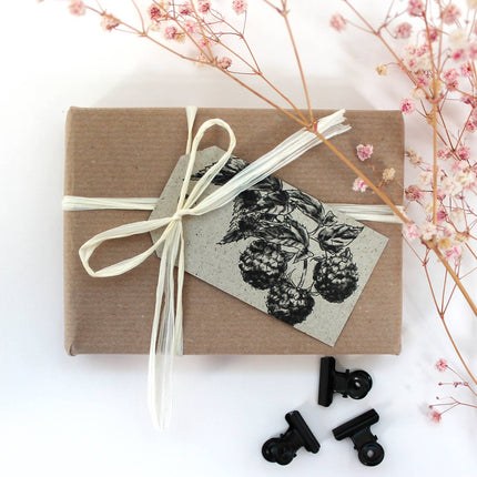 Cadeaulabels van frambozengraspapier