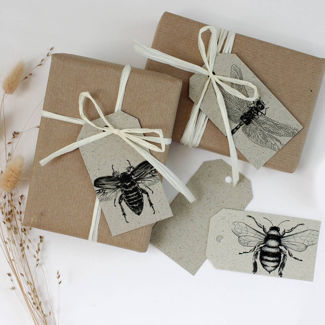 Cadeaulabels van graspapier met libelle