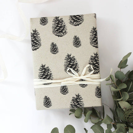 Cadeaupapier van graspapier met dennenappelmotief, 50x70 cm