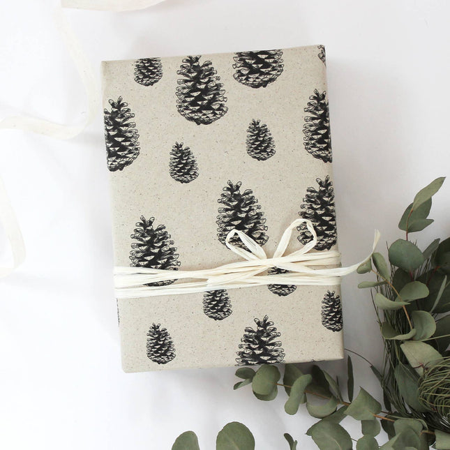 Cadeaupapier van graspapier met dennenappelmotief, 50x70 cm