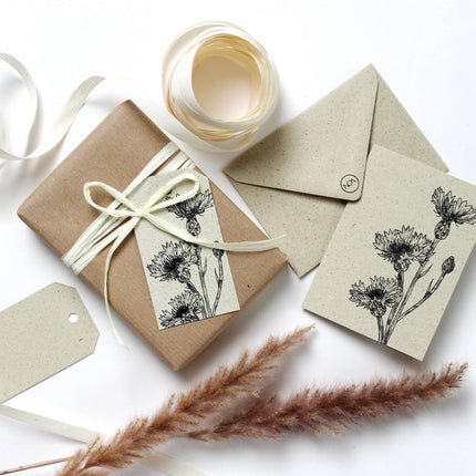 Papieren cadeaulabels van korenbloemgras