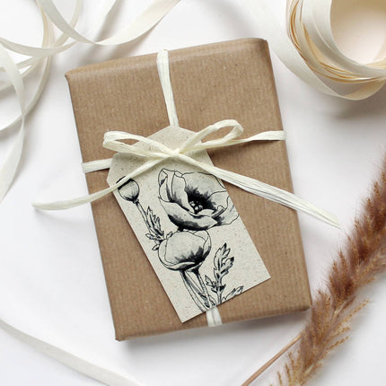 Cadeaulabels van graspapier met klaprozenillustratie