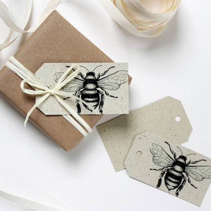 Cadeaulabels van graspapier met wilde bij