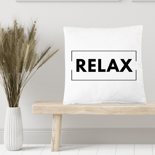 Kussenhoes wit vierkant met tekst relax